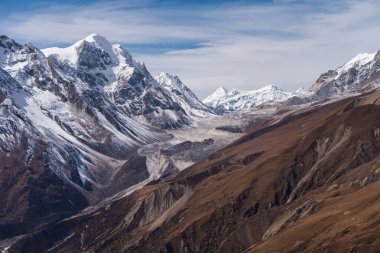 Güzel Himalaya dağları Manaslu çevre yürüyüş rotasındaki Smado Ri bakış açısından, Nepal, Asya