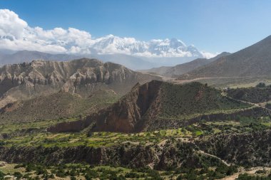 Yukarı Mustang 'in manzarası Nilgiri dağ zirvesi, Himalaya dağları Nepal, Asya sıradağları