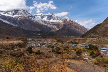 Manaslu 'da sonbahar mevsiminde Samagaun köyü Nepal, Asya' da Himalaya dağlarıyla çevrili.