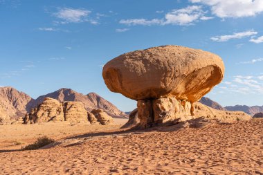 Mantar kayası, Ürdün 'deki Wadi Rum kırmızı çölünün simgesi, Arap, Asya' nın orta doğusu.
