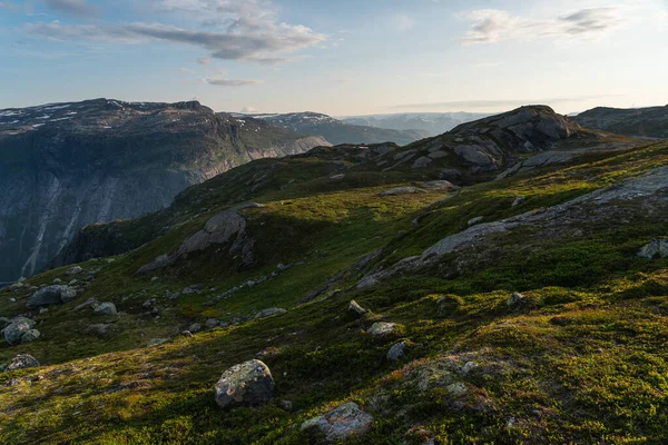 挪威敖达 斯堪的纳维亚 特罗尔通加山崖之间美丽的山景 — 图库照片