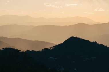 Doi Chang 'de, Chiang Rai' de, Tayland 'da, Asya' da gün batımında güzel dağlarda yüzer.