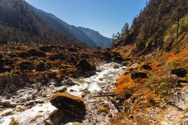 Mera bölgesindeki dağlar ve nehir manzaraları, Nepal, Asya 'daki Himalaya dağları.