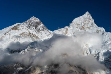 Everest ve Nuptse dağlarının zirvesi bulutların üzerinden Everest bölgesindeki Kalapattar bakış açısından, Himalaya dağları ise Asya, Nepal 'deki sıradağlardan görülmektedir.
