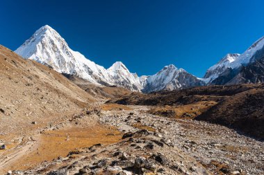 Himalayalar 'ın Nepal, Asya' daki dağları çevreleyen Everest ana kampına giden yol.