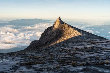 Kinabalu Dağı 'nın güney zirvesi bir sabah şafağında, Borneo adası, Malezya, Asya