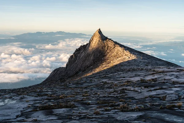 Kinabalu Dağı 'nın güney zirvesi bir sabah şafağında, Borneo adası, Malezya, Asya