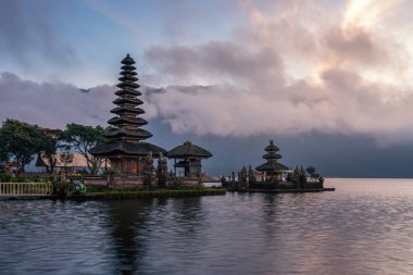 Pura ulun danu bratan güzel bir sabah güneşinde. Endonezya, Asya 'daki Bali adasında Hindu dininin kutsal yeri