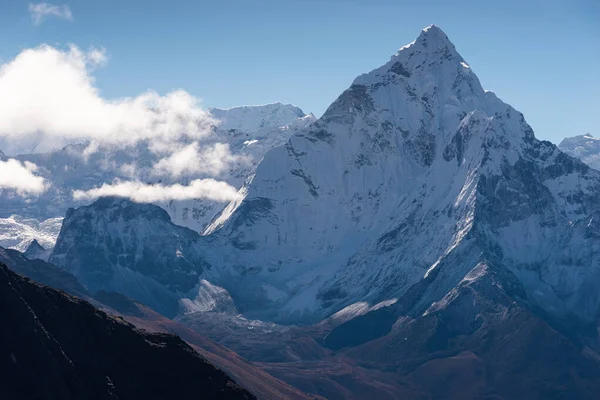 Ama Dablam dağı zirvesi, Chola Geçidi 'nden Everest ulusal parkının en güzel manzarası Himalaya dağları, Nepal, Asya