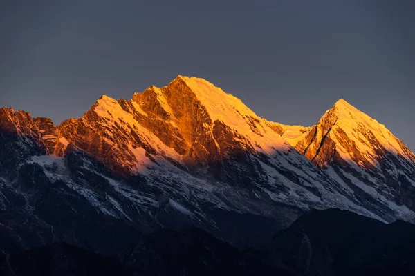 Rött Ljus Över Snö Bergstopp Morgonsoluppgång Himalaya Bergskedja Everest Regionen — Stockfoto