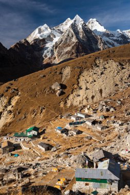 Mera tepesine, Everest bölgesine, Himalaya dağlarına tırmanmadan önce Asya, Nepal 'deki Khare köyünün son görüntüsü