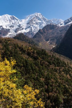 Himalaya dağları, Asya, Nepal 'deki Manaslu çevre yolu boyunca uzanır.