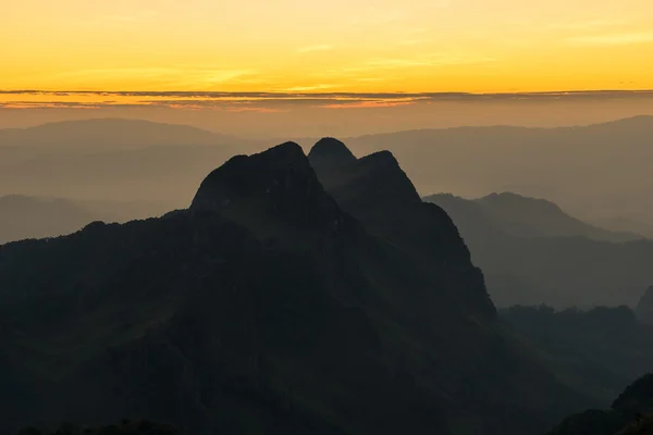 Τρία αδελφής βουνά στο Doi Lunang Chiang Dao — Φωτογραφία Αρχείου