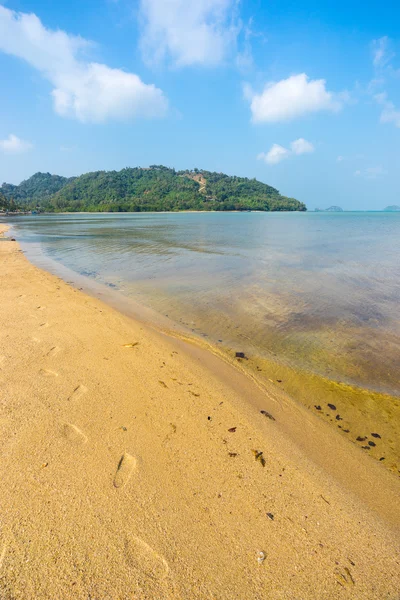 Klart vatten på Taling Ngam beach — Stockfoto