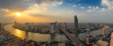 Günbatımında Chao Phraya Nehri eğrisi