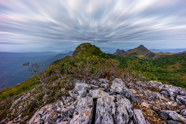 Nube en movimiento en Doi Luang Chiang Dao — Foto de Stock