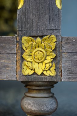 altın çiçek heykel