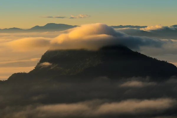 Nebel über dem Berg — Stockfoto