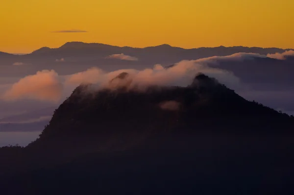Mountain topping silhouette — Φωτογραφία Αρχείου