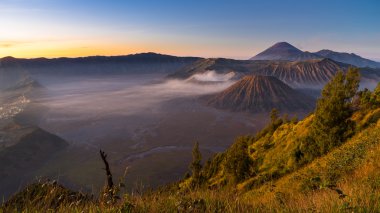 Panoramik sabah gündoğumu Bromo Dağı