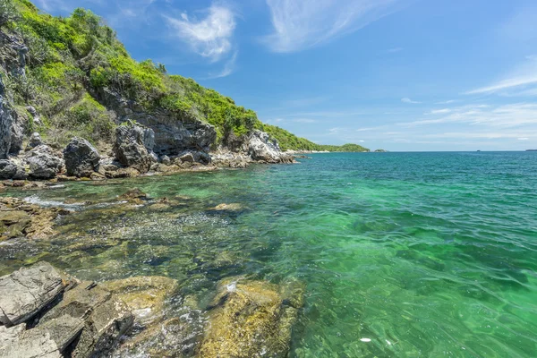 Klart vatten på Sichang island — Stockfoto