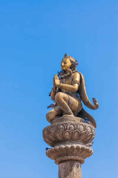 Estatua de Garuda en la plaza de Dubar de Patan — Foto de Stock