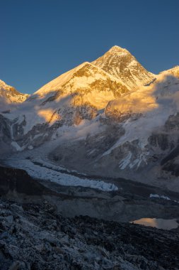 Everest Dağı gün batımında 