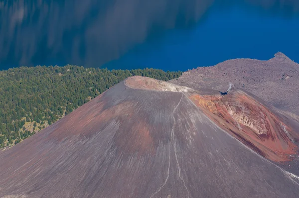 赤ちゃんリンジャニ火山の山 — ストック写真