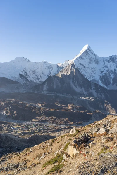 Chukung Dorf und ama dablam Berg — Stockfoto