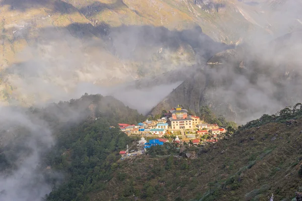 Tengboche монастырь и деревня — стоковое фото