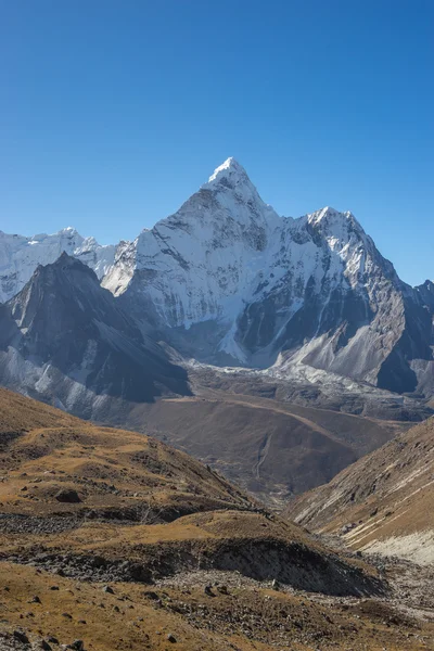 Vista de la montaña Ama Dablam desde el paso Kongma la —  Fotos de Stock