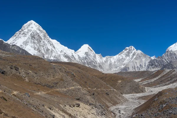 Pumori pico de montaña, región del Everest — Foto de Stock