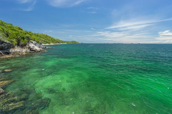 Sichang ön tränare och stranden — Stockfoto