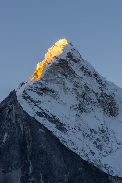 Утром вершина горы Ама Даблам
