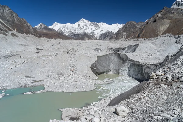 Cho Oyu hegy csúcsa és a Ngozumpa-gleccser — Stock Fotó