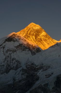 Everest dağ tepe gün batımında