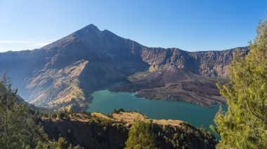Rinjani volkan dağ ve Anak göl manzara Senaru MKK dan