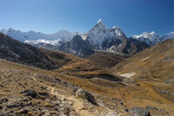 Ama Dablam berg en trekking parcours van Kongma la pass — Stockfoto