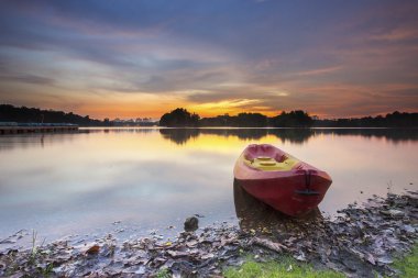 Kano ve muhteşem gün batımı ile göl
