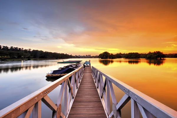 Kano ve muhteşem gün batımı ile göl