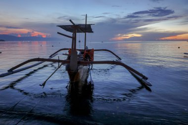 Jukung beach, Lovina, Bali, Endonezya denilen tipik indoensian tekneler