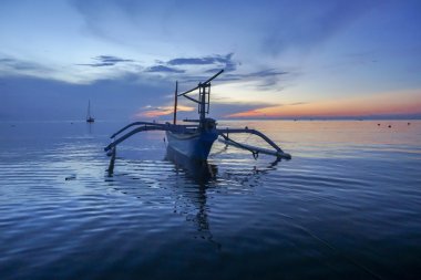 Jukung beach, Lovina, Bali, Endonezya denilen tipik indoensian tekneler