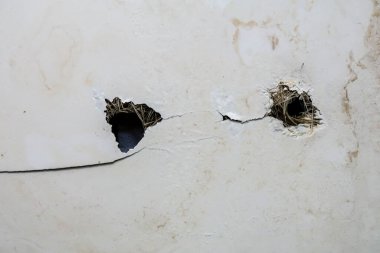 Binanın çatısından su sızıyor. Duvarların onarımı ve geliştirilmesi. Sel suyundan çürüyor. Evin çatısında sızdıran ıslak alçı var. Duvardaki kırık su sızıntısı. Ev inşa koruma kavramı.