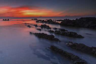 Pandak Beach, Terengganu gündoğumu deniz. Uzun pozlama nedeniyle yumuşak odak vurdu. Doğa kompozisyon