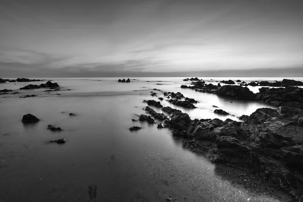 Paisaje marino al amanecer en Pandak Beach, Terengganu. Enfoque suave debido al disparo de larga exposición. Composición natural —  Fotos de Stock