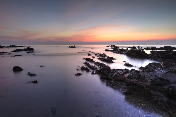 Sunrise seascape em Pandak Beach, Terengganu. Foco suave devido à longa exposição tiro. Composição natural — Fotografia de Stock
