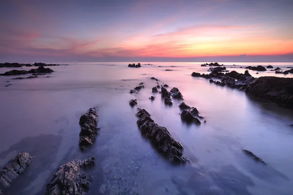 Sonnenaufgang am Strand von Pandak, Terengganu. Weichzeichner durch Langzeitbelichtung. Zusammensetzung der Natur — Stockfoto