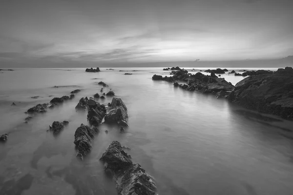 Paisaje marino al amanecer en Pandak Beach, Terengganu. Enfoque suave debido al disparo de larga exposición. Composición natural — Foto de Stock