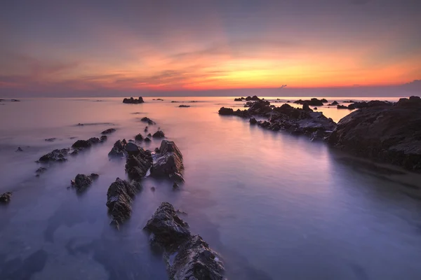 Východ slunce krajina na Pandak pláži, Terengganu. Měkké zaostření díky dlouhé expozici snímku. Přírodní složení a nízké světlo — Stock fotografie