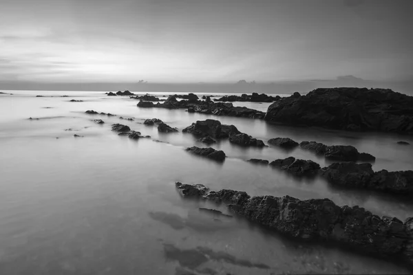 Pandak Beach, Terengganu gündoğumu deniz. Uzun pozlama nedeniyle yumuşak odak vurdu. Doğa kompozisyon — Stok fotoğraf